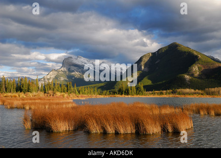 Nuages au troisième lac Vermillion en automne avec de l'or de graminées, le mont Rundle, Mont Sulphur Stanton Peak, montagnes Rocheuses canadiennes, le parc national de Banff Banque D'Images