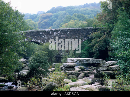 Vestiges des anciens clapper bridge et, plus tard, pont de pierre sur la rivière Dart à Dartmeet sur Devon Dartmoor Banque D'Images