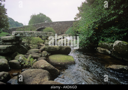 Vestiges des anciens clapper bridge et, plus tard, pont de pierre sur la rivière Dart à Dartmeet sur Devon Dartmoor Banque D'Images