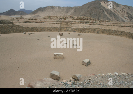 Plaza de la circulaire 5 000 ans ruines de Caral, 120 miles au nord de la capitale du Pérou de Lima, dans la vallée de Supe. Banque D'Images