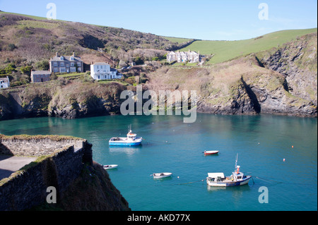 Vue sur la baie avec la marée en falaise de maisons dans le village de Port Isaac Cornish Banque D'Images