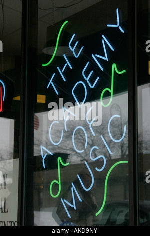 Une enseigne au néon sur la vitre avant d'un magasin de musique l'Académie de Musique Banque D'Images