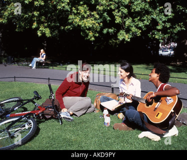 Les étudiantes relaxing in park, St Stephen's Green, Dublin, County Dublin, République d'Irlande Banque D'Images