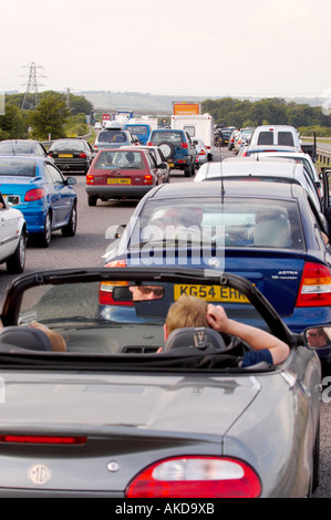 Voitures garées sur l'autoroute M5, au Royaume-Uni, en embouteillage majeur Banque D'Images