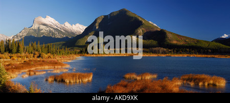 Panorama du troisième lac Vermillion avec de l'or de couleur à l'automne la neige sur le mont Rundle et du mont Sulphur Montagnes Rocheuses canadiennes, le parc national Banff en Alberta Banque D'Images