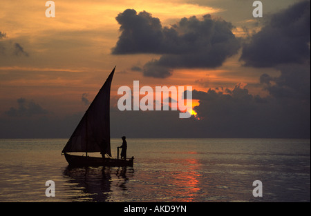 Dhoni (bateau maldivien) au coucher du soleil. L'île de Meerufenfushi, North Male Atoll, Maldives. Banque D'Images