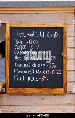 Menu de tableau de café pour des boissons chaudes et froides sur le côté d'une cabane en bois en bord de mer à Cornwall. ROYAUME-UNI Banque D'Images