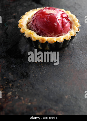 Une personne fait de l'anglais accueil Tarte aux prunes sur une plaque de cuisson des aliments éditoriale Banque D'Images