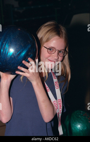 Teen girl 13 ans holding bowling ball au centre jeunesse sortie. Minneapolis Minnesota USA Banque D'Images