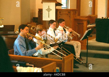 Les adolescents de 15 ans à jouer de la trompette et cuivres trombones instruments dans l'église. Western Springs Illinois USA Banque D'Images