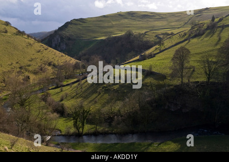 Dovedale près de Milldale, parc national de Peak District, Derbyshire, Staffordshire, Angleterre Banque D'Images