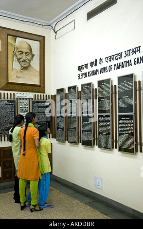 Les filles indiennes au Musée National de Gandhi. Raj Ghat. New Delhi. L'Inde Banque D'Images