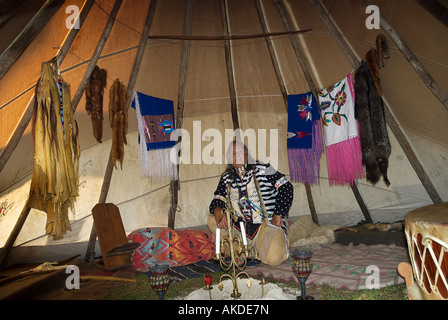 Ken Miller aka Cross Eagle reenacts la vie à l'intérieur d'un tipi des Indiens des Plaines du xixe siècle au Festival de Alligator Lake City en Floride Banque D'Images