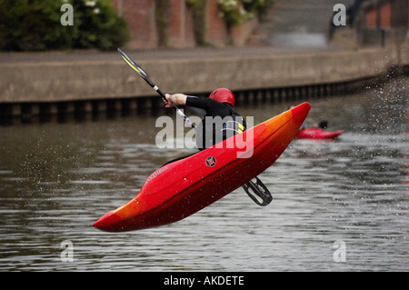 Kayak aéroporté volant au bout d'une rampe d'eau dans la rivière Foss. - Festival de la rivière York. ROYAUME-UNI Banque D'Images