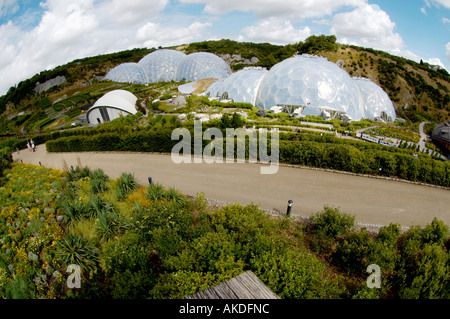 Vue extérieure des biomes à l'Eden Project Cornwall UK Banque D'Images