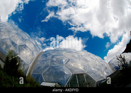 Vue extérieure d'un biome vu contre un ciel bleu avec des nuages moelleux blancs à l'Eden Project, Cornwall, Royaume-Uni Banque D'Images