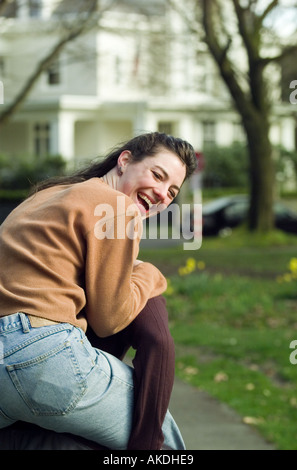Jeune couple piggyback Banque D'Images