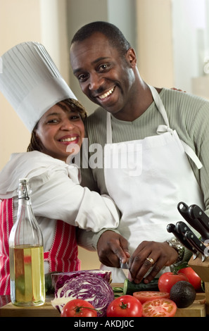 Portrait couple preparing salad ensemble Banque D'Images