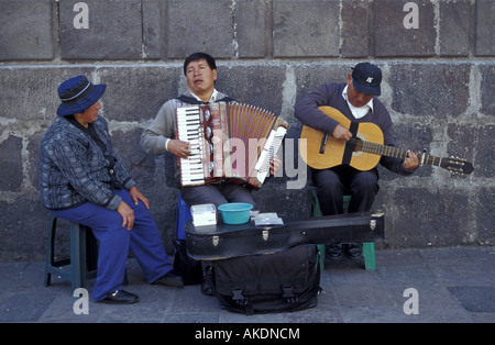 Trois musiciens de rue dans la vieille ville, Quito, Équateur Banque D'Images