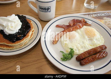 Miami Beach Florida, International House of Pancakes, restaurant restaurants repas manger à l'extérieur café cafés bistrot, IHOP, œufs, bacon, saucisse, café, bar Banque D'Images