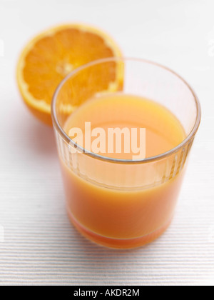 Couper une orange avec un verre de jus d'orange, de l'alimentation éditoriale Banque D'Images