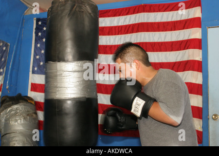 Miami Florida,Allapattah,Little Dominican Republic,Teo Cruz Boxing Gym,sac de poinçonnage,hispanique Latin Latino ethno immigrants minorités ethniques, espagnol Banque D'Images