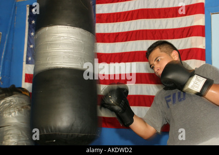 Miami Florida,Allapattah,Little Dominican Republic,Teo Cruz Boxing Gym,sac de poinçonnage,hispanique Latin Latino ethno immigrants minorités ethniques, espagnol Banque D'Images