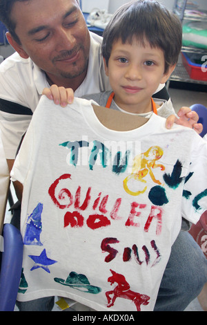 Miami Florida,Musée des enfants,histoire,atelier de décoration de tee-shirt,hispanique latin Latino ethniquement immigrants minorités ethniques immigrants, garçons lad lads mal Banque D'Images