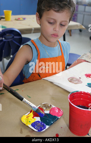 Miami Florida,Musée des enfants,histoire,atelier de décoration de tee-shirt,hispanique latin Latino ethniquement immigrants minorités ethniques immigrants, garçons lad lads mal Banque D'Images