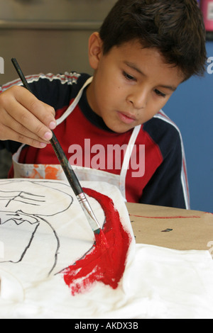 Miami Florida,Musée des enfants,histoire,atelier de décoration de tee-shirt,hispanique latin Latino ethniquement immigrants minorités ethniques immigrants, garçons lad lads mal Banque D'Images