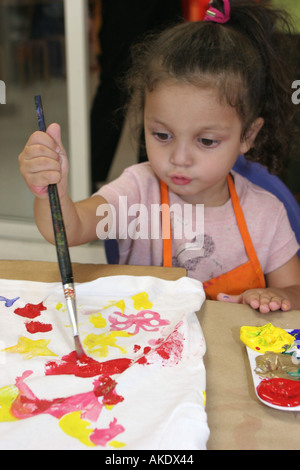 Miami Florida,Musée des enfants,histoire,atelier de décoration de tee-shirt,Hispanic Latin Latino immigrants ethniques minorités,filles,jeunes Banque D'Images