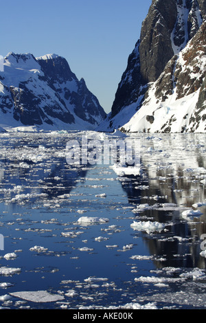 De l'eau Ciel Bleu Iceberg antarctique Péninsule Antarctique Pôle Sud reflétant la réflexion réfléchir Banque D'Images