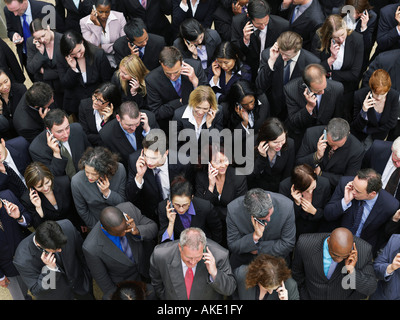 Grand groupe de gens d'affaires à l'aide de leur téléphone mobile, elevated view Banque D'Images