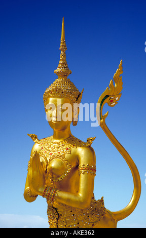 Bangkok Thailande - Royal Grand Palace- une créature mythique, mi-lion, mi-femme Apsonsi est une des belles figures dorées Banque D'Images