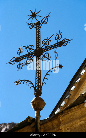 Sinaï Égypte Monastère de St Catherines Croix de fer forgé sur le toit Banque D'Images