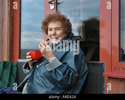 Margit 81 ans profiter de café et des sandwichs sur le dessus de la montagne au nord de la Suède Banque D'Images