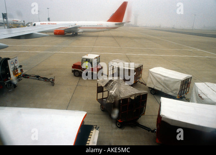 L'aéroport de Gatwick Assurance Bandes-annonces sur le bitume passe à l'avion Banque D'Images