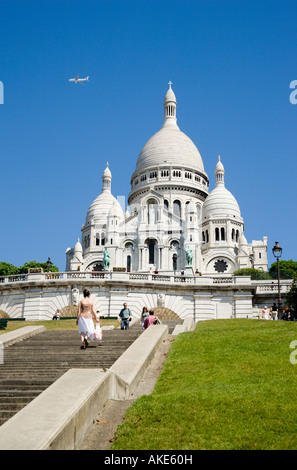 France Ile De France Paris Montmartre la façade de l'église de la Basilique du Sacré Cœur de touristes sur les mesures Banque D'Images