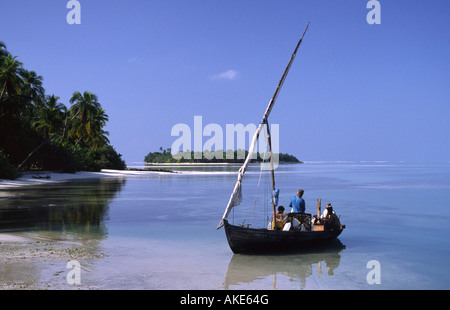 La voile traditionnelle Dhoni. L'île de Meerufenfushi, North Male Atoll, Maldives. Banque D'Images