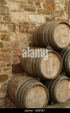 Pile de tonneaux de vin en bois dans un Baidia Montaione Toscane Italie Banque D'Images