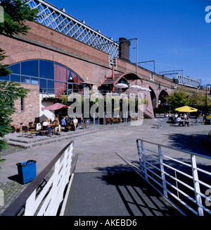 Café en plein air sur la Place de Catalogne de Merchants' Bridge, le Castlefield Urban Heritage Park, Manchester, Angleterre, Royaume-Uni. Banque D'Images