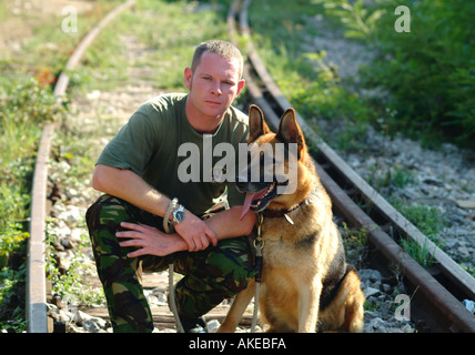 Handler et son chien alsacien d'un chien de l'Armée Britannique l'article Banque D'Images