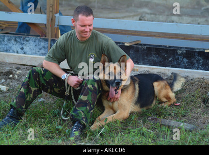 L'armée britannique de chien et son chien alsacien Banque D'Images