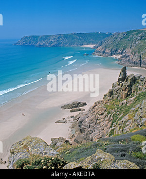 La plage de sable blanc et les falaises de roche Logan ci-dessous à l'Est de Porthcurno près de Lands End Cornwall Banque D'Images