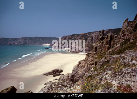 Plages de sable blanc à distance ci-dessous Logan Rock et falaises à l'Est de Porthcurno près de Lands End Cornwall Banque D'Images