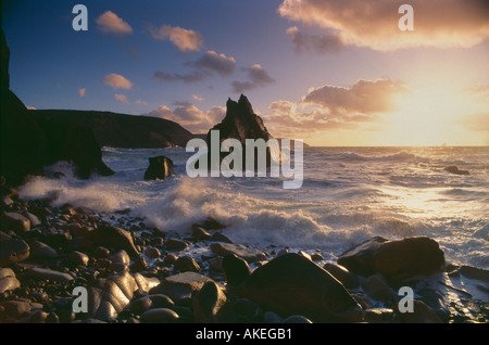 Vagues se brisant sur le rivage à Cligga Broad Oak Point nr Cornwall England UK Banque D'Images
