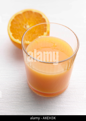 Couper une orange avec un verre de jus d'orange, de l'alimentation éditoriale Banque D'Images