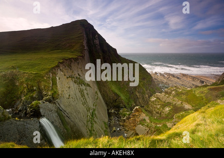 La spectaculaire falaise et cascade à Spekes Mill bouche sur la côte nord du Devon England UK Banque D'Images