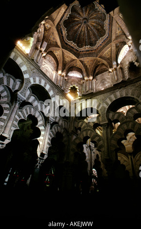 La culpabilité décorées de mosaïque dome sur la baie en face du mihrab, la Mezquita de Cordoue Espagne Banque D'Images
