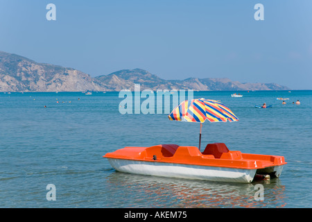 Pédalo au large de la plage de Laganas, Zante (Zakynthos), îles Ioniennes, Grèce Banque D'Images